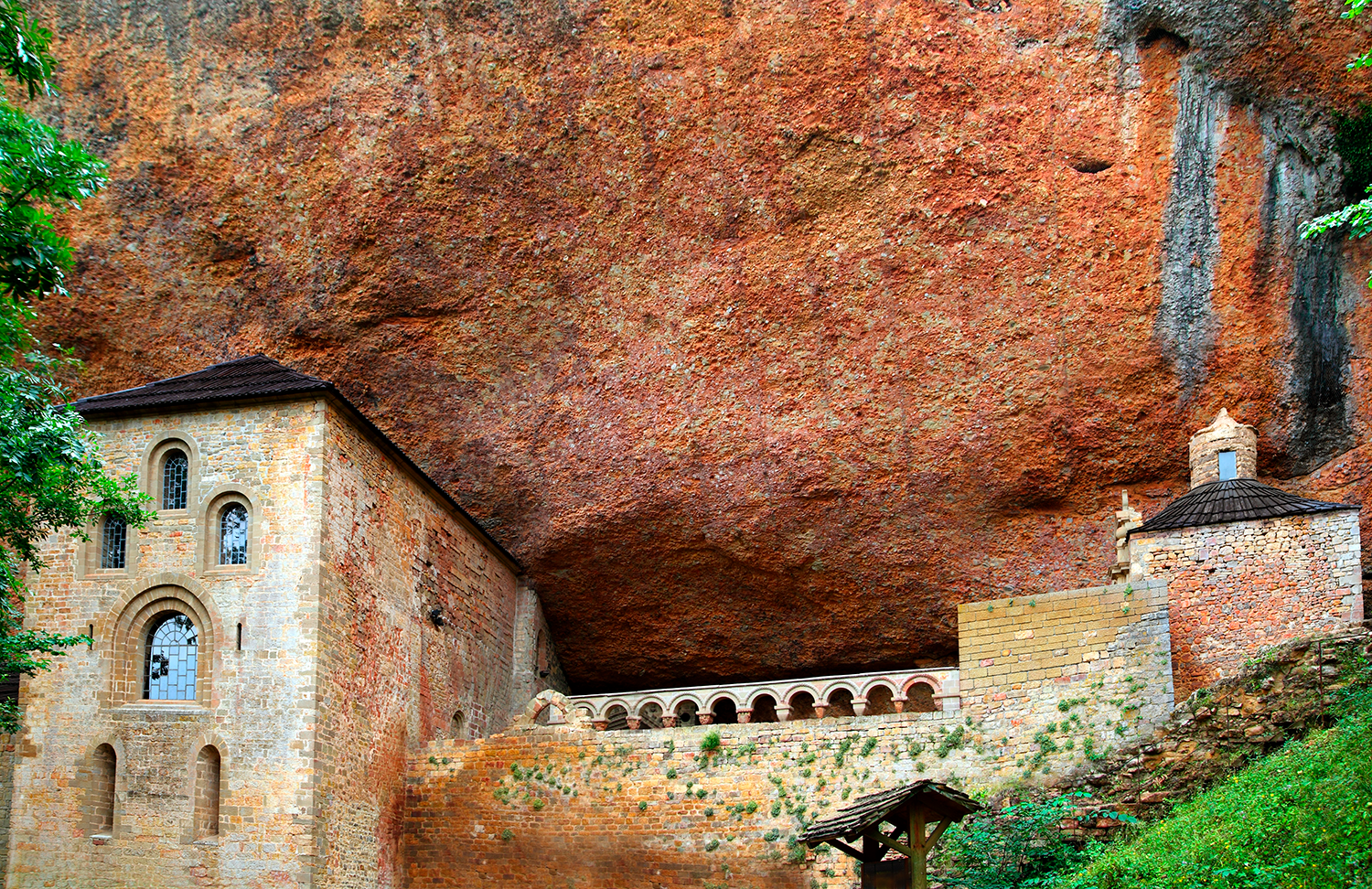 Encuentran el Arca de la Alianza oculta en una cripta de San Juan de la Peña