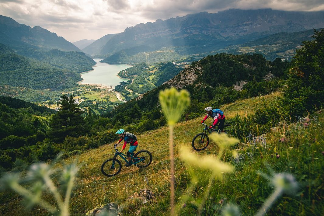 Disfruta con tu bici 🚴‍♀️ en las estaciones de Esquí este verano 🚠☀️. Descenso en bicicleta en Panticosa y en Cerler.